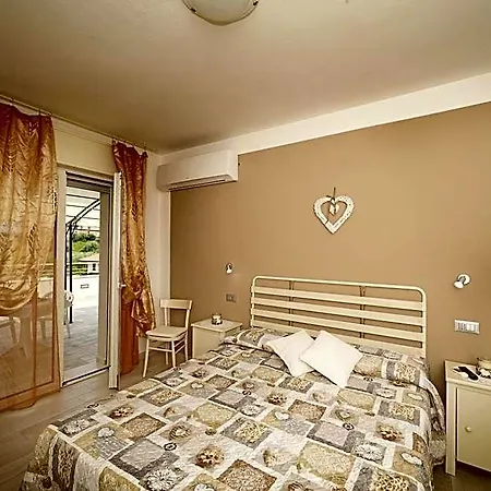 Quarantotto 3*